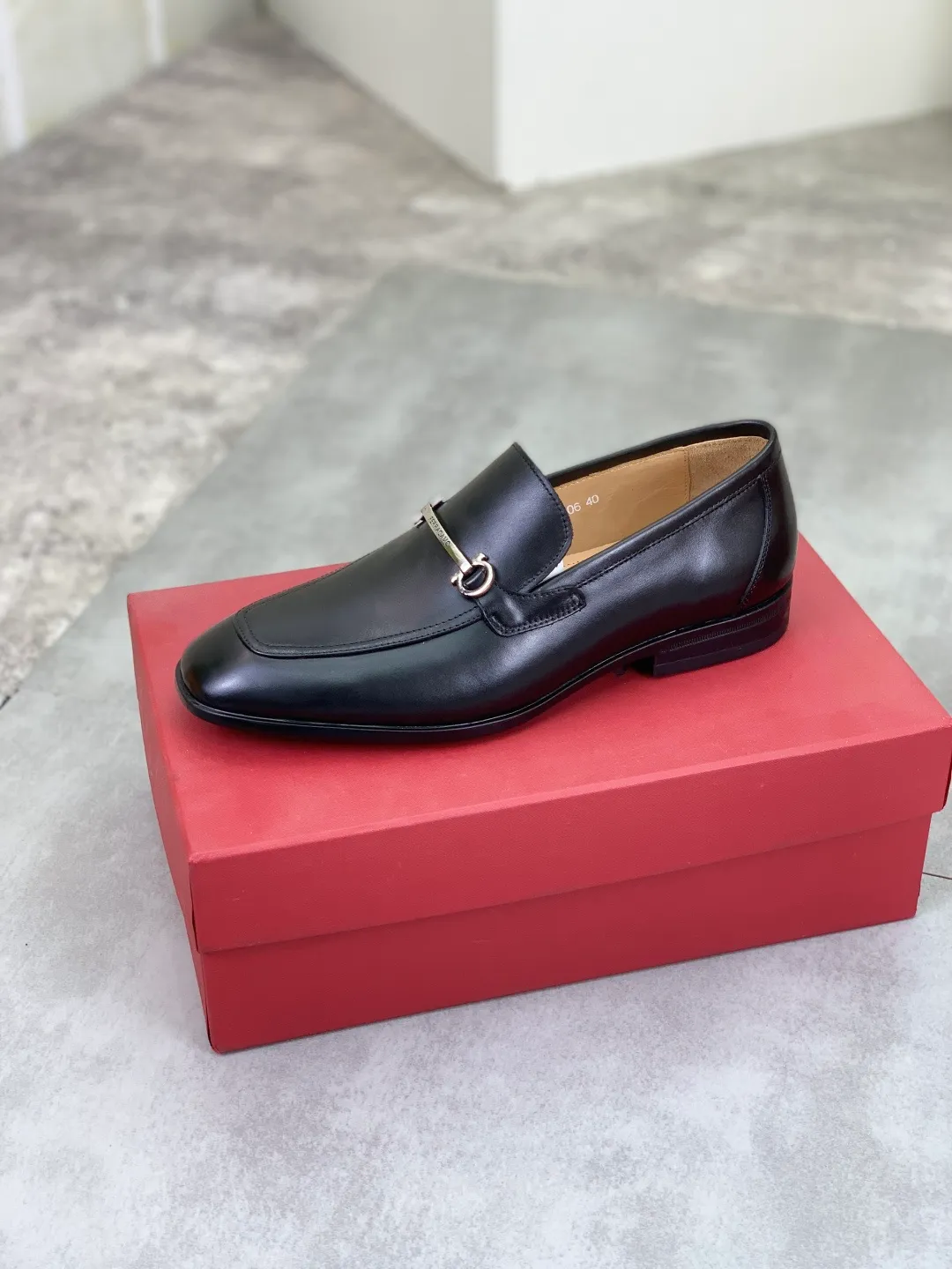 Men's Men's Shoes 💰P480💰[New Style] Water-dyed Niuli 🆘[Salvatore Ferragamo] Ferragamo's latest casual business leather shoes for men! Available at counters simultaneously! The fabric is made of specially imported original calfskin, the lining is made of imported water-dyed cowhide, and the original combination outsole is absolutely luxurious and leads the fashion trend. Matching code: 38-45; 4️⃣ colors available